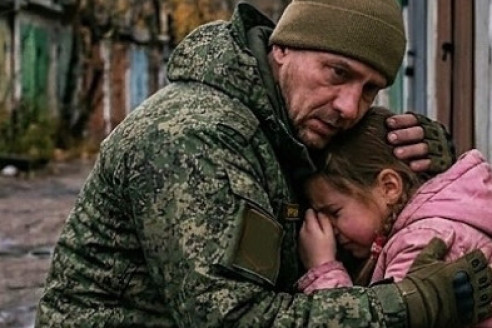 Солдат вернулся после полугода службы и не нашёл дочь дома, а когда увидел черные мусорные пакеты с её вещами, то понял, что задумала жена.