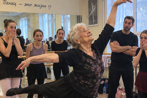 85-летняя женщина пришла на занятие в самую престижную балетную школу города, и ученики сразу начали над ней смеяться. Но через несколько минут после ее выхода в центр зала даже преподаватель не смог произнести ни слова.