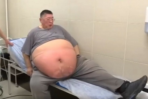 «Поскорее умереть и не мучиться»: мужчина располнел до 220 килограммов и не может сделать операцию