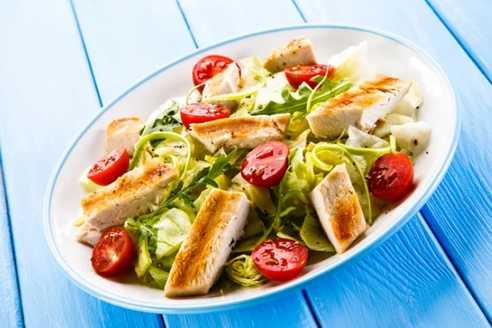 Ароматный Цезарь с курицей: рецепт на скорую руку