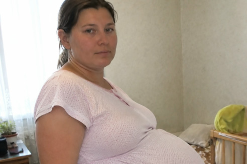 Врачи были уверены, что я жду семерых детей, в родзале уже выдохнули после седьмого крика, но в этот момент врач вдруг сказал: «Подождите…» — и в ту секунду стало ясно, что никто из них не был готов к тому, что обнаружилось внутри меня в последний момент.