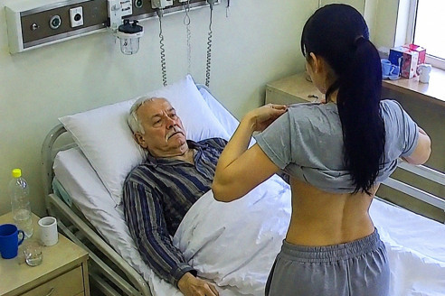 Медсестра показала грудь умирающему 80-летнему пенсионеру. Это была его последняя просьба, и через час на уши встала вся больница.