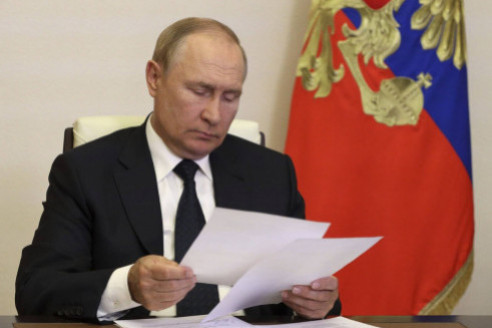 Путин одобрил списки граждан, которым доступна выплата от государства. Теперь выплату можно получить через интернет. Новости России.