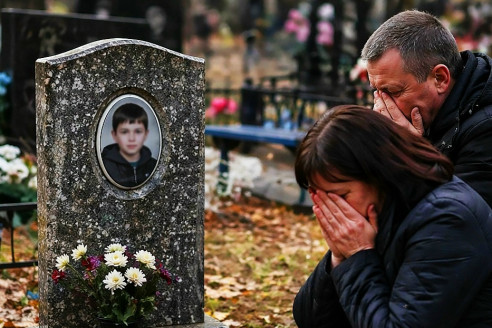 Незнакомая девочка подошла к нам на кладбище, когда мы стояли у могилы сына, и назвала его домашнее прозвище. Но это прозвище знала только я.
