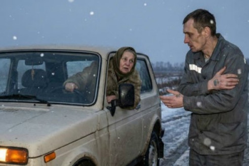 Вдова пустила пожить на дачу беглого осужденного, пока сын готовил дом к продаже — через месяц она не узнала свое жилье